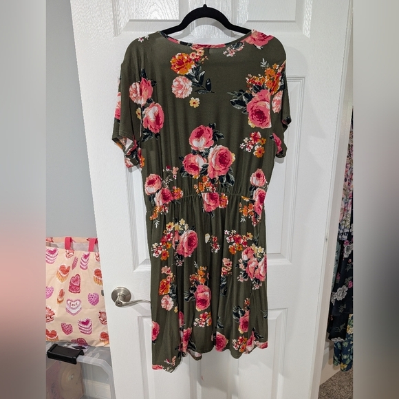 Derek Heart Plus Green Floral Short Sleeve Faux Wrap Dress in Size 2X - Picture 8 of 9